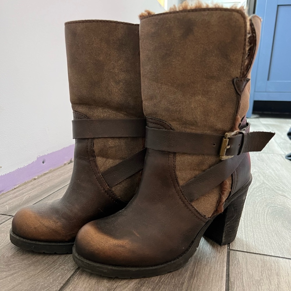 6.5 heeled boots. Like new.